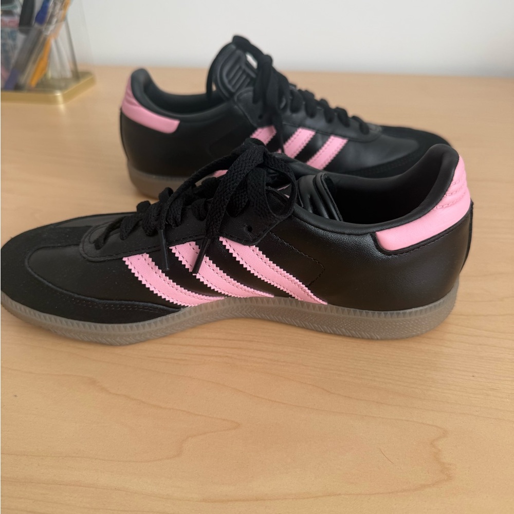 UNISEX SAMBA MESSI INDOOR SOCCER SHOES | Black/Pink (6.5 women’s) - Picture 7 of 11